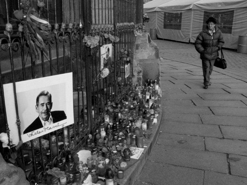 Portrait de Vaclav Havel et mémorial sur le marché de Noël de Plzen, 19 décembre 2011.
