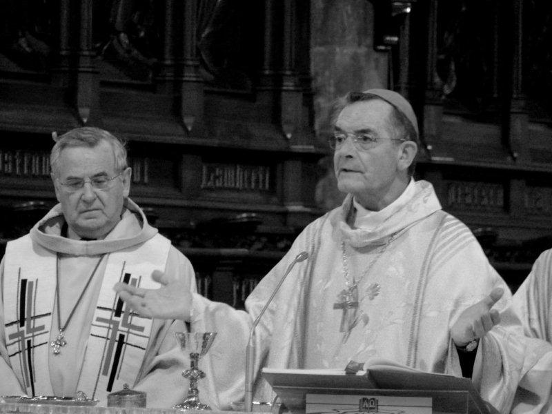 Monseigneur Aloys Jousten, célébrant la messe de Noël, le 25 décembre 2011, dans la cathédrale Saint-Paul à Liège.