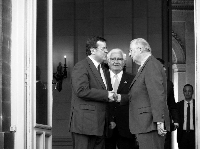 Willy Demeyer et S.M. le roi Albert II, à Bruxelles, le 27 mars 2012.
